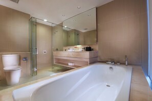 Suite | Badezimmer | Kostenlose Toilettenartikel, Haartrockner, Hausschuhe, Handtücher