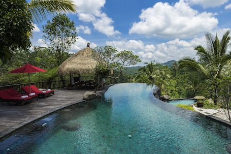 4 albercas al aire libre, sombrillas en la alberca y camastros