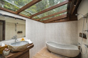 Grand Deluxe Room | Bathroom | Separate bathtub and shower, free toiletries, hair dryer, bathrobes - Adiwana Dara Ayu (Payangan)