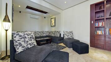 Una sala moderna con un sofá modular, una mesa de centro y una estantería.