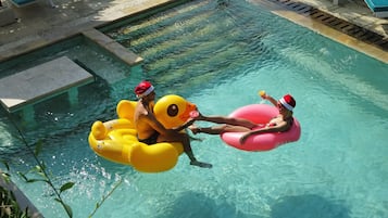 Kolam renang outdoor, dengan kursi berjemur