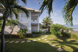 Villa, 2 slaapkamers | Luxe beddengoed, een minibar, een kluis op de kamer, een bureau