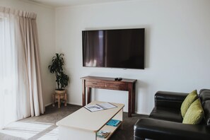 Casa familiar | Área de sala de estar | Televisión de 40 pulgadas con canales vía satélite