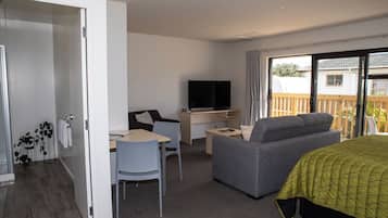 Superior Deluxe Studio, Non Smoking, Kitchenette (Deluxe Studio Unit) | Living area