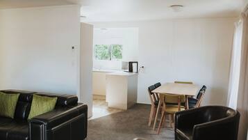 Casa familiar | Área de sala de estar | Televisión de 40 pulgadas con canales vía satélite