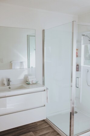 Hair dryer, towels, soap, shampoo - Peninsula Motel (Whitianga)
