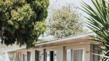 Standard Suite, 1 Bedroom, Non Smoking, Kitchen (unit) | Garden view