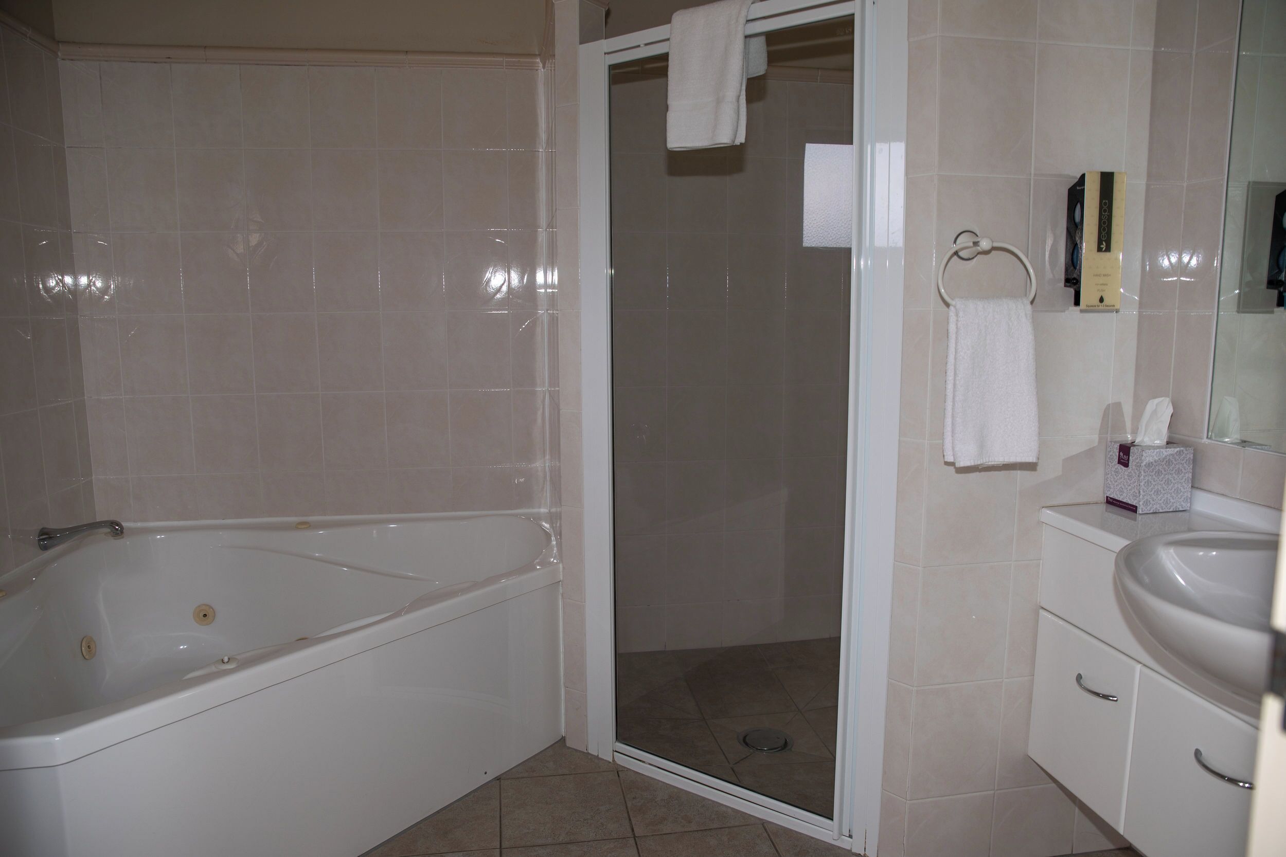 Un bagno con vasca, doccia e lavabo.