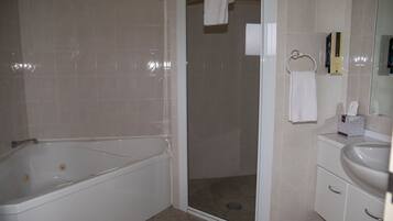 Un bagno con vasca, doccia e lavabo.