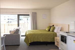 Superior Deluxe Studio, Non Smoking, Kitchenette (Deluxe Studio Unit) | Individually decorated, individually furnished, soundproofing - Peninsula Motel (Whitianga)