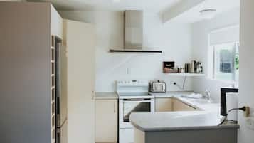 Casa familiar | Cuina privada | Frigorífic, microones, placa de cuina i bullidora elèctrica