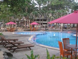 Una piscina al aire libre