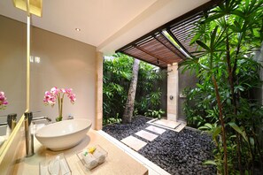 Combined shower/bathtub, deep-soaking bathtub, rainfall showerhead