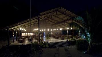 منطقة تناول الطعام للأسر