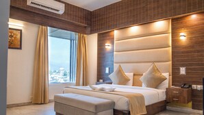 Un dormitorio moderno con una cama grande, una mesita de noche y una ventana con cortinas.