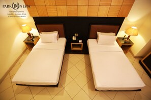 Minibaari, tallelokero huoneessa, työpöytä, ilmainen Wi-Fi