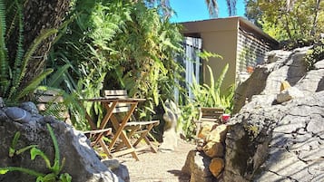 Studio, 1 King Bed | Garden view