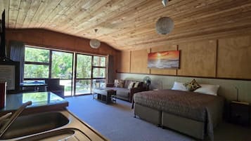 Studio, 1 King Bed, Garden View