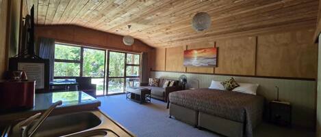 Studio, 1 King Bed, Garden View