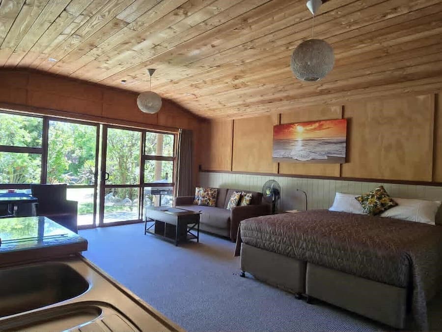 Studio - 1 kingsize-säng - utsikt mot trädgården | Sängtillbehör av högsta kvalitet och värdeförvaringsskåp på rummet