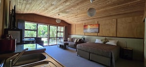 Studio, 1 Tempat Tidur King, pemandangan kebun | Seprai premium, brankas, dan setrika/meja setrika