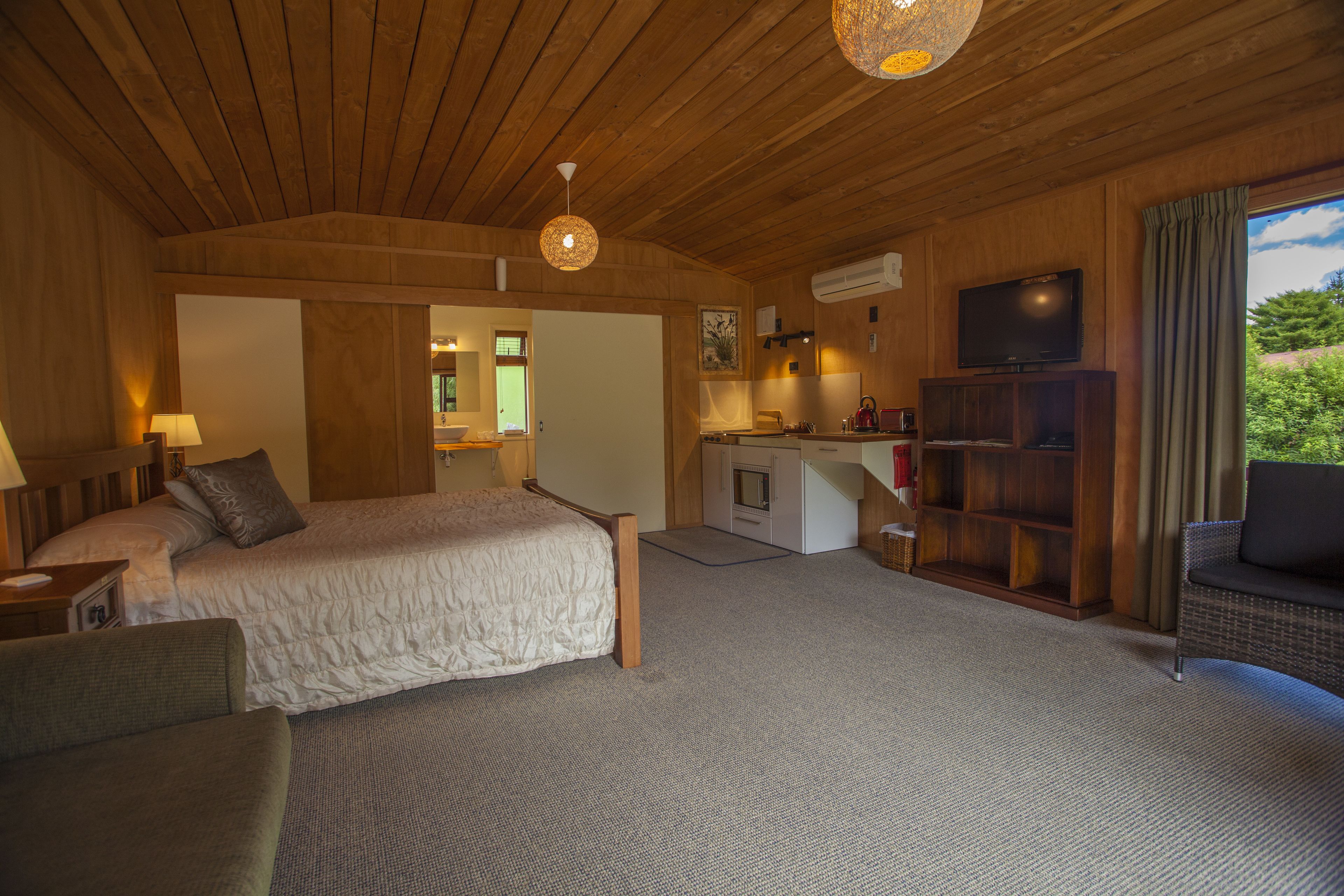 romantic studio, 1 king bed, garden view | premium bedding, in-room safe, iron/ironing board, free cots/infant beds