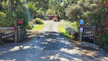 Vista frontal de la propiedad