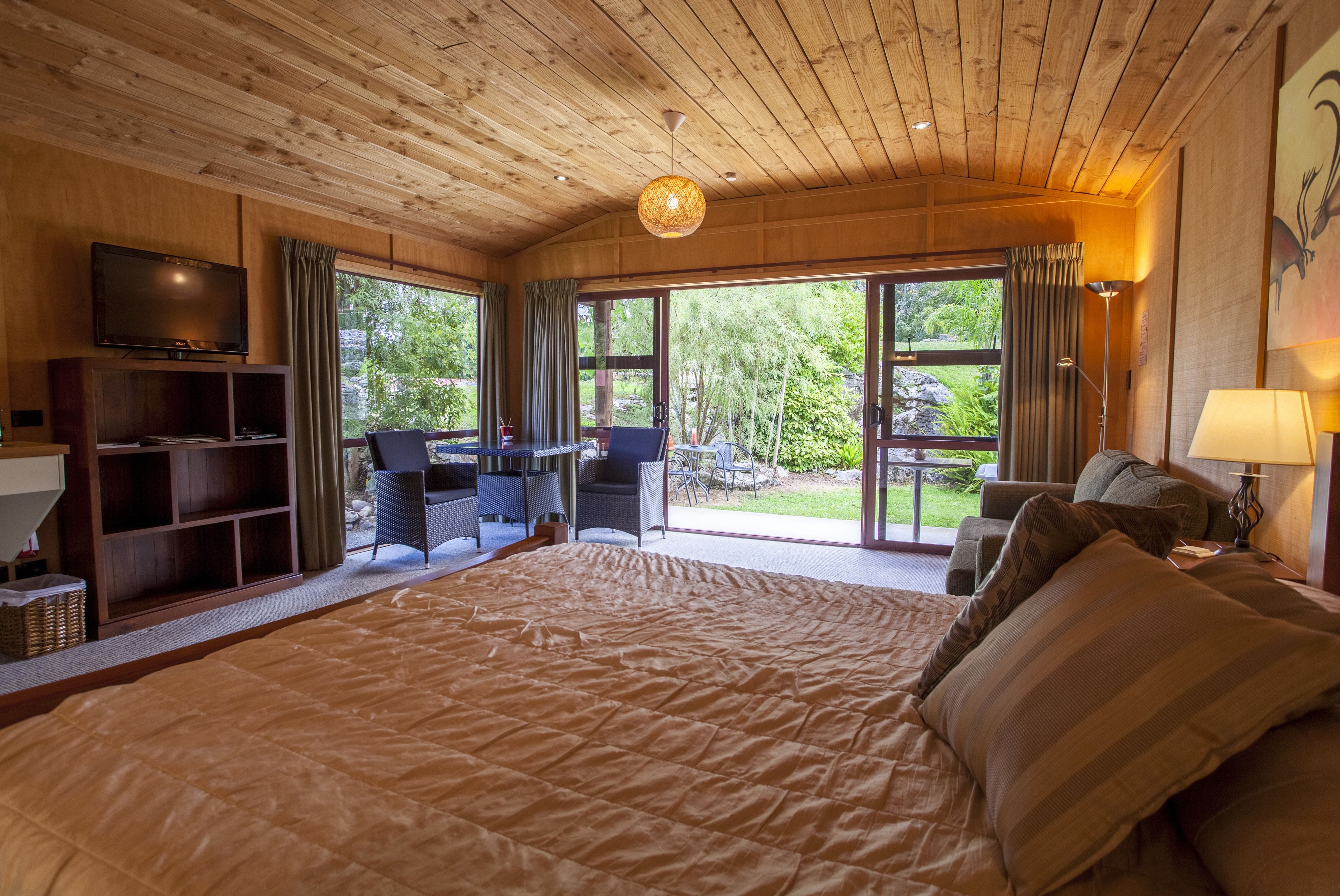 romantic studio, 1 king bed, garden view | premium bedding, in-room safe, iron/ironing board, free cots/infant beds