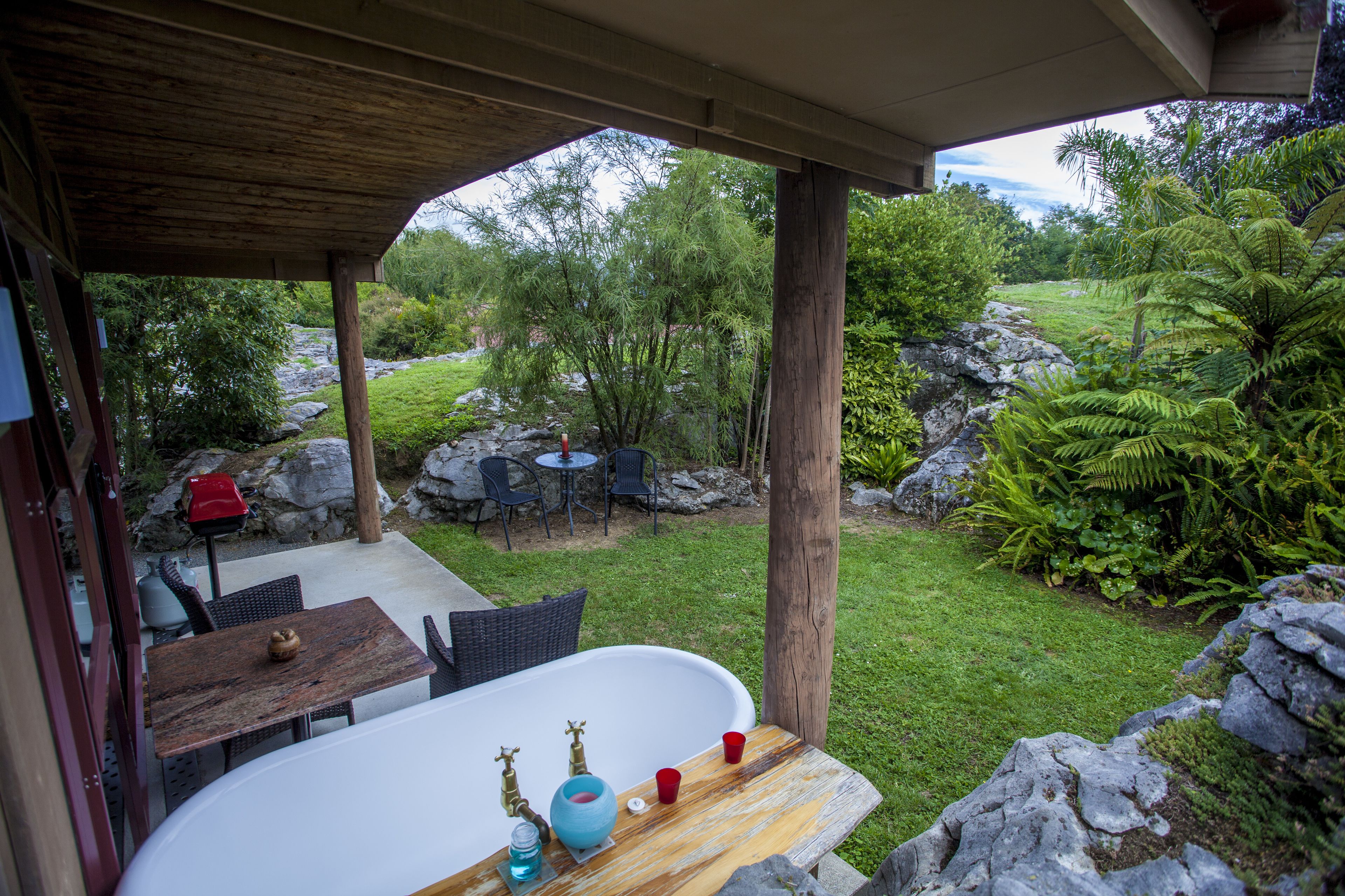 romantic studio, 1 king bed, garden view | deep-soaking bathtub