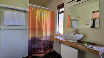 Ilmaiset hygieniatuotteet, hiustenkuivaaja, pyyhkeet, saippua