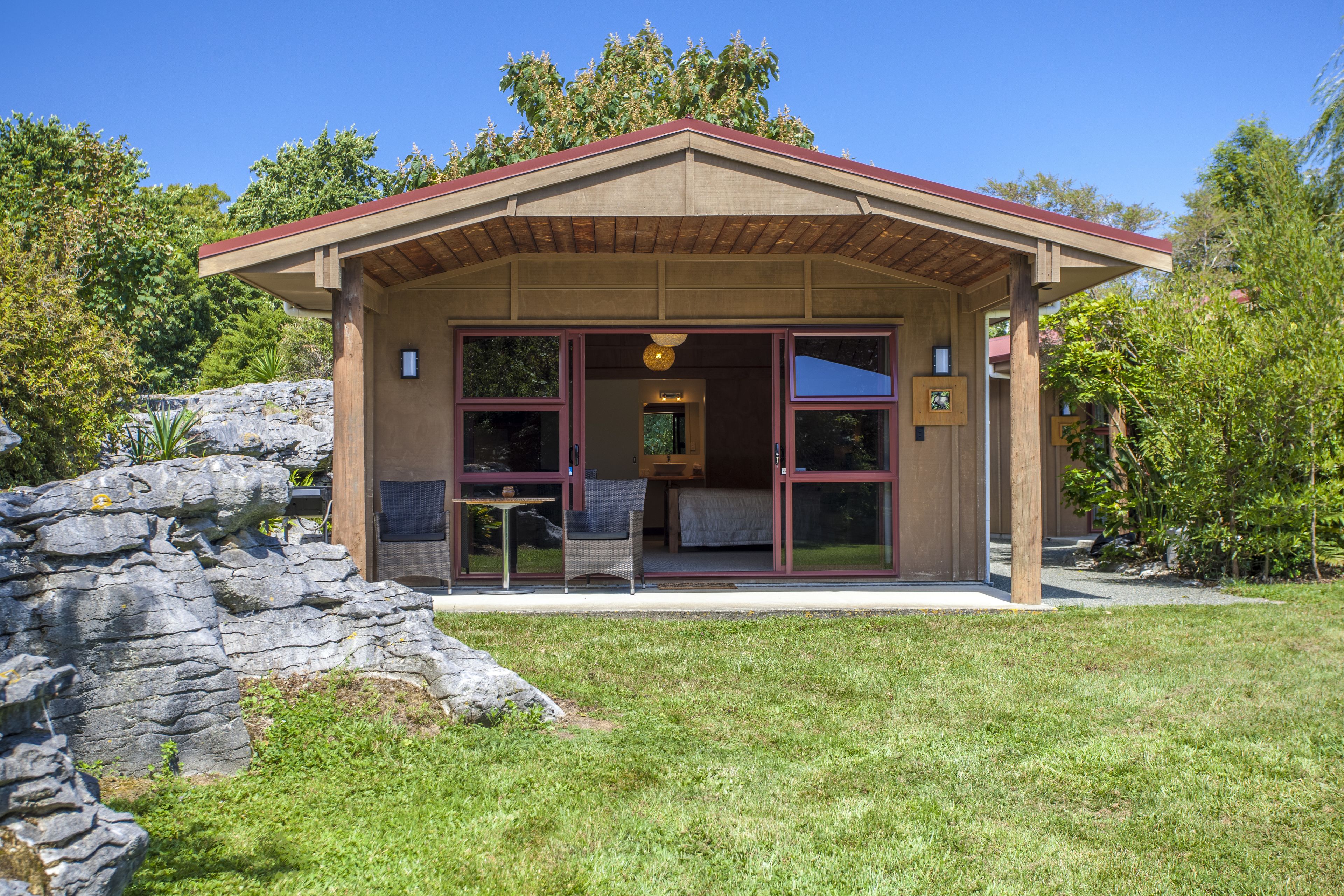 studio, 1 queen bed, garden view | front of property