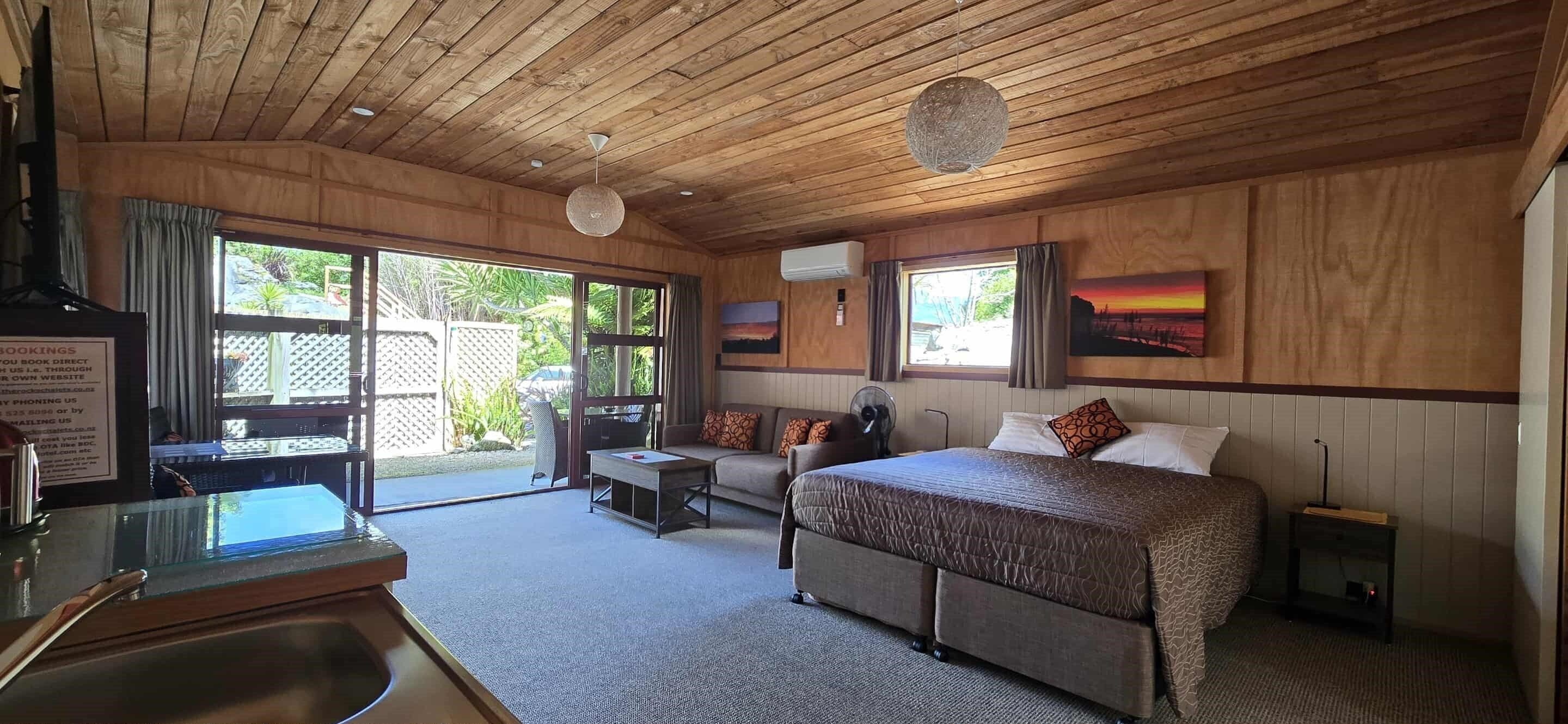 開放式客房, 1 張特大雙人床 | 高級寢具、客房內保險箱、熨斗/熨衣板、折疊床/加床