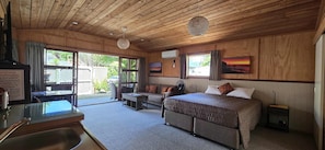 Studio, 1 Tempat Tidur King | Seprai premium, brankas, dan setrika/meja setrika