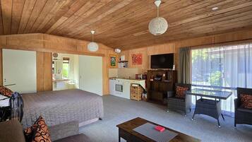 Studio, 1 keskisuuri parisänky, esteetön | Ylelliset vuodevaatteet, tallelokero huoneessa, silitysrauta/-lauta