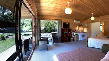 Studio, 1 Queen Bed, Garden View