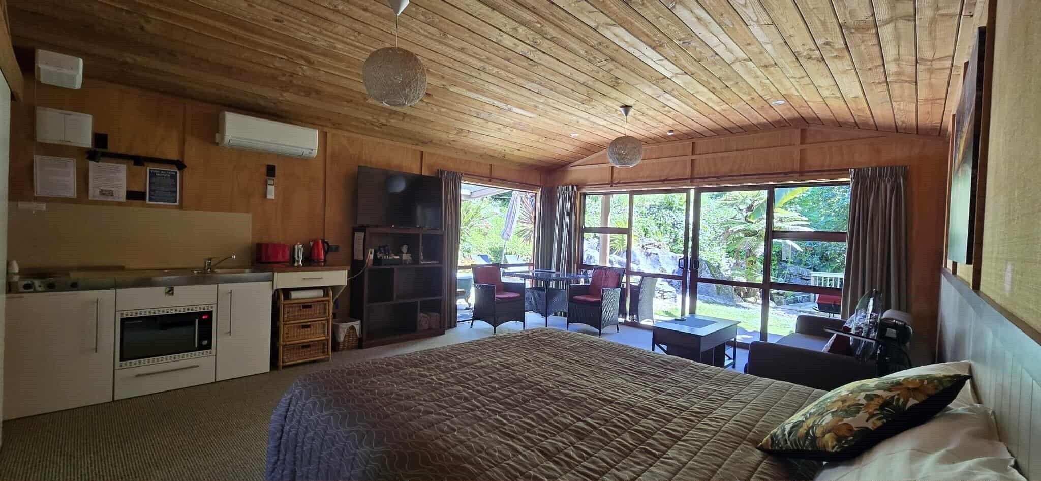 舒適開放式客房, 1 張特大雙人床, 花園景 | 私人廚房 | 雪櫃、微波爐、焗爐、爐具