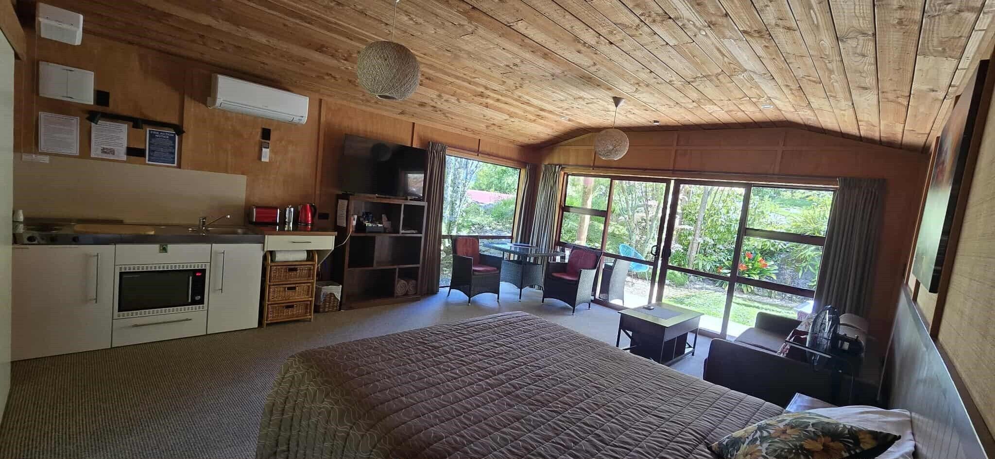 浪漫開放式客房, 1 張特大雙人床, 花園景 | 私人廚房 | 雪櫃、微波爐、焗爐、爐具