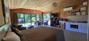 Studio, 1 King Bed, Garden View