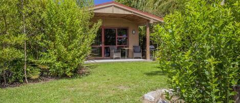 Studio, 1 King Bed, Garden View | Garden