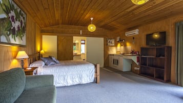 Studio, 1 King Bed, Garden View