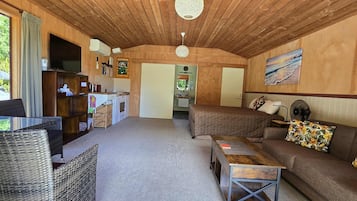 Studio, 1 King Bed, Garden View