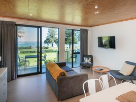 Apartamento, 3 quartos, vista para o oceano | Área de estar | Smart TV 42 polegadas com canais a cabo, mesa de pingue-pongue