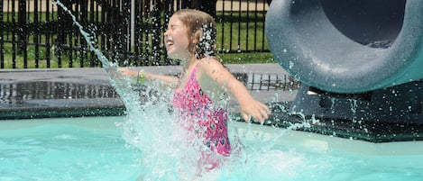 Una piscina techada, sillones reclinables de piscina