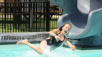 Piscine couverte, accÚs possible de 09 h 00 à 20 h 00, chaises longues