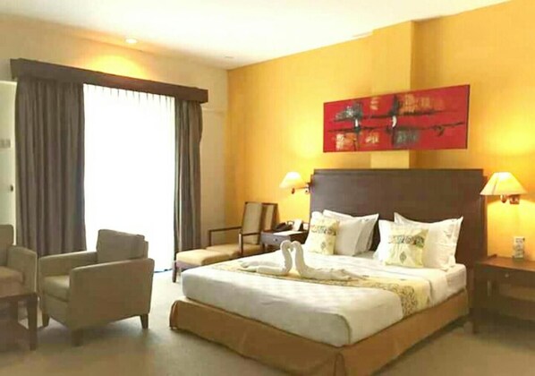 Minibar, in-room safe, desk, free WiFi