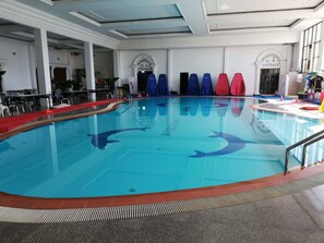 Una piscina techada, una piscina al aire libre