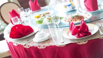 S'hi serveixen esmorzars, dinars, sopars i plats de cuina laosiana