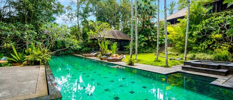 Piscine couverte, piscine extérieure