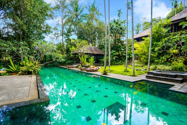 Innendørsbasseng og utendørsbasseng