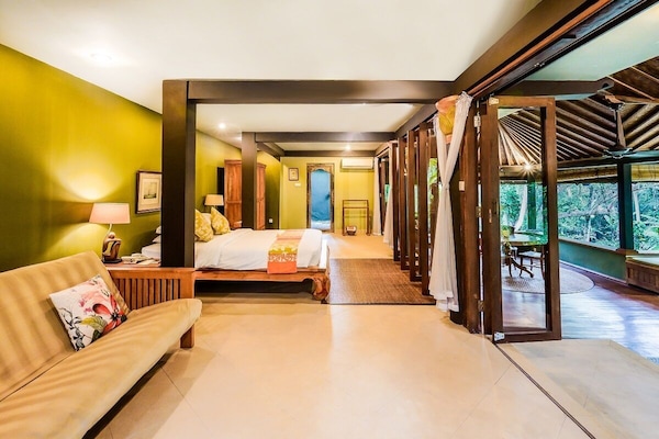 Deluxe Suite | 1 bedroom, minibar, in-room safe, desk